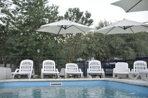 En säsongsöppen utomhuspool