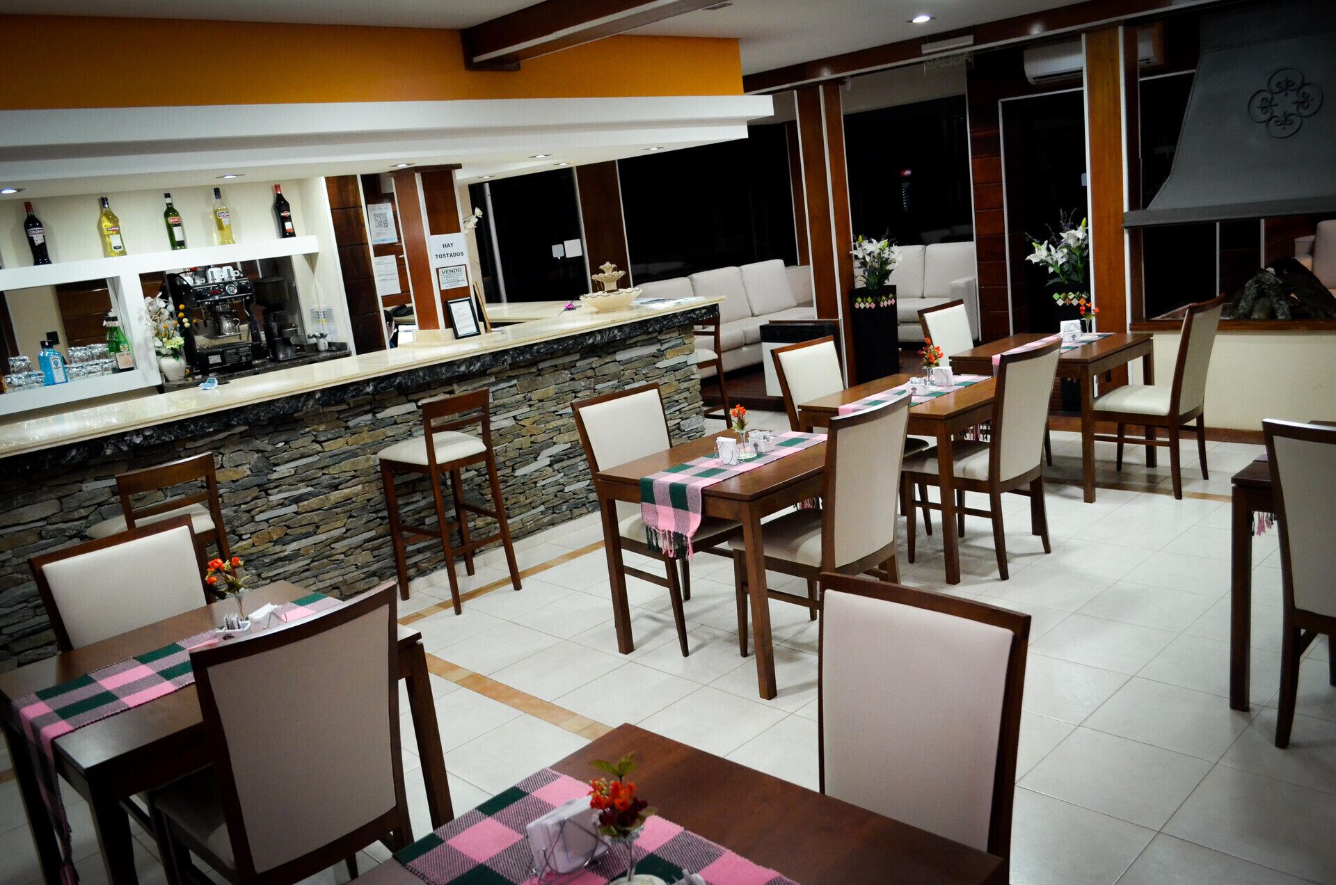 Bar (trong khuôn viên)