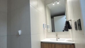 Apartment | Bathroom | Combined shower/tub, towels, soap, shampoo - Hermoso depto de 1D terraza y vista mar (Antofagasta)