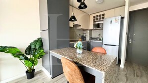 Apartemen | Dapur pribadi | Lemari es besar, microwave, oven, dan kompor