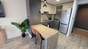 Refrigerador con freezer, microondas, horno, placa de cocina