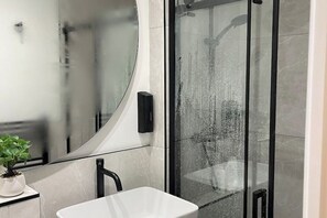 Shower, hair dryer, towels, soap - 2 Bedroom Deluxe Apt near LFC Stadium - Sleeps 4 (Anfield)