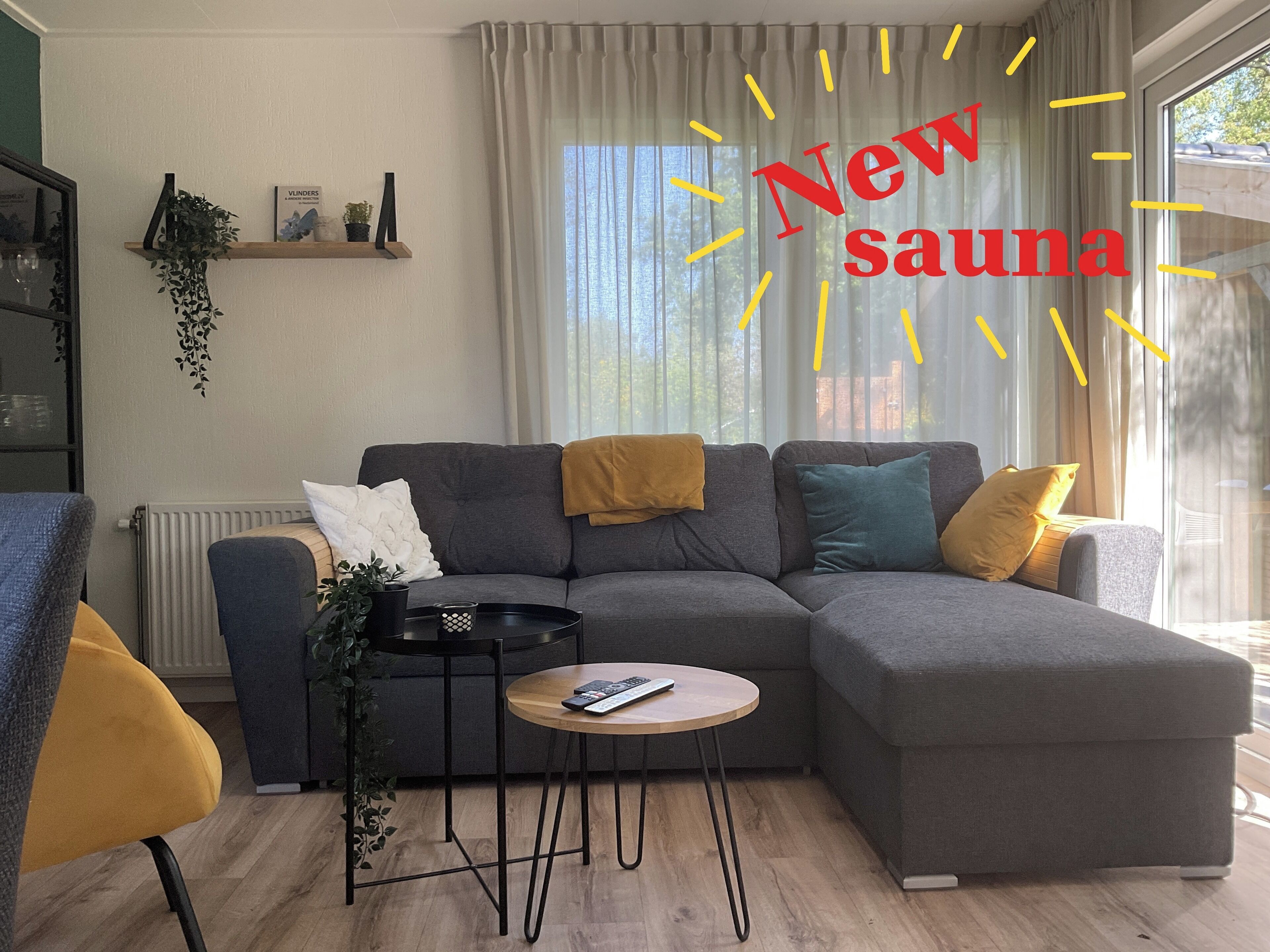 Een smart-tv en boeken