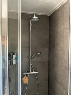 Shower, hair dryer, toilet paper - 🏡 Detached chalet on the edge of the Veluwe - luxury, sauna, peace & space (Putten)