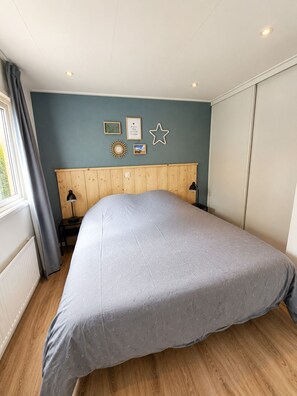 2 bedrooms, free WiFi, bed sheets - 🏡 Detached chalet on the edge of the Veluwe - luxury, sauna, peace & space (Putten)