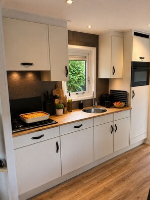 Fridge, microwave, oven, stovetop - 🏡 Detached chalet on the edge of the Veluwe - luxury, sauna, peace & space (Putten)