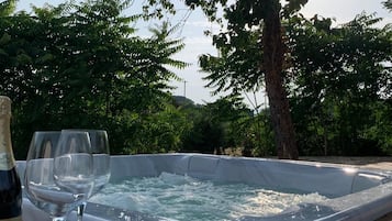 Outdoor spa tub
