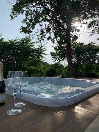 Outdoor spa tub. Romantic getaway between nature and comfort just 50km from Rome