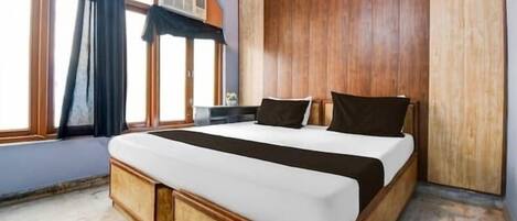 Economy Room, 1 Double Bed, Smoking, Balcony | Desk, free WiFi