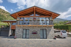 Exterior - 'Golden' Room with Mountain View, Wi-Fi and Air Conditioning (Saint-Pierre)