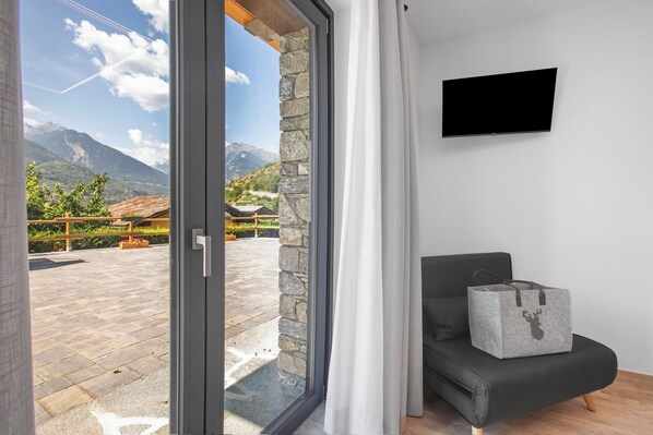 Interior - 'Golden' Room with Mountain View, Wi-Fi and Air Conditioning (Saint-Pierre)