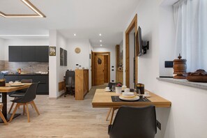 Dining - 'Golden' Room with Mountain View, Wi-Fi and Air Conditioning (Saint-Pierre)