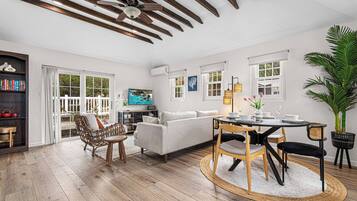 Huoneisto, 1 suuri parisänky, patio, valtamerinäköala | Oleskelualue | 36–tuumainen äly-TV, jossa digitaalikanavat