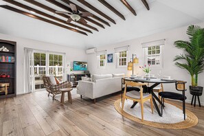 Apartment, 1 King-Bett, Terrasse, Meerblick | Wohnbereich | 36-Zoll-Smart-TV mit Digitalempfang