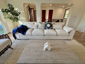 Apartment, 2 Bedrooms, Patio, Ocean View | Living area