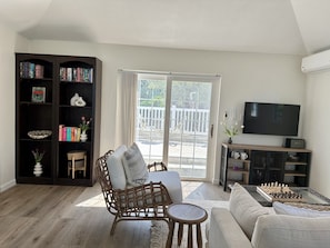 Apartment, 1 Katil Raja (King), Patio, Ocean View | Ruang tamu | 36 inci sebuah televisyen pintar dengan digital