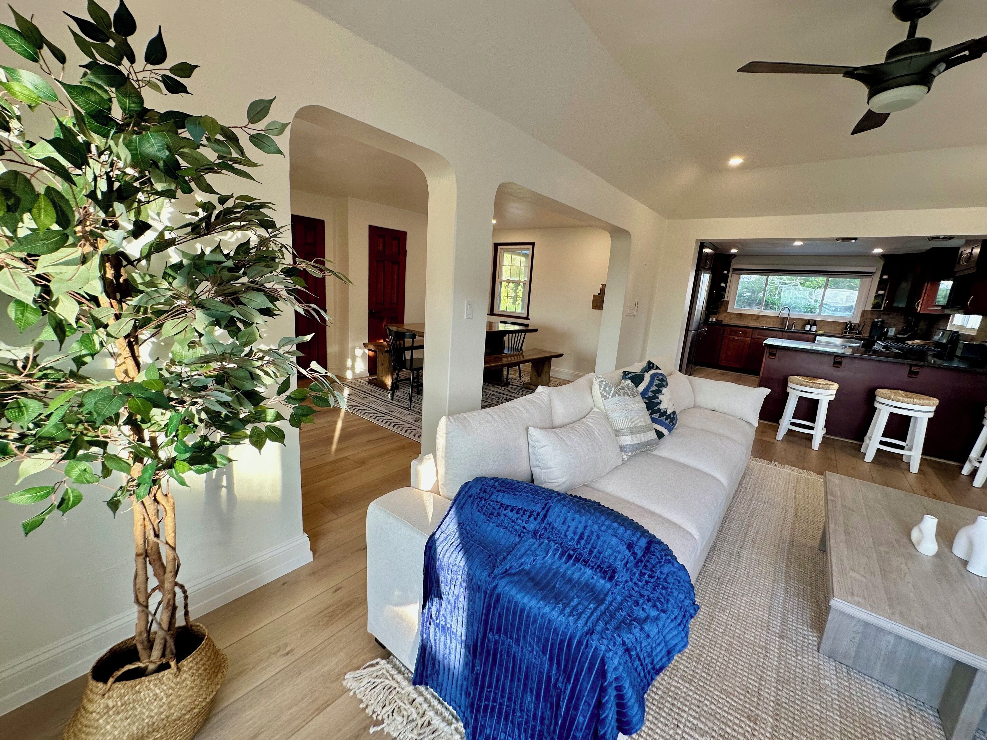 アパートメント 2 ベッドルーム パティオ オーシャンビュー | リビング エリア | 36 インチのスマートテレビ (デジタル放送視聴可)