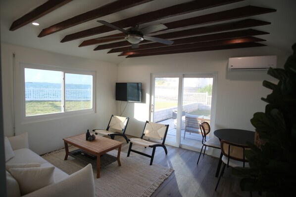 Apartment, 1 King-Bett, Terrasse, Meerblick | Wohnbereich | 36-Zoll-Smart-TV mit Digitalempfang