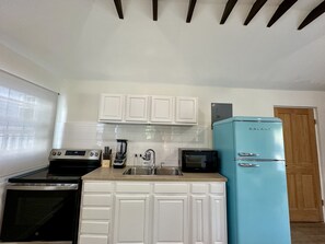 Apartment, 1 King Bed, Patio, Ocean View | Private kitchen