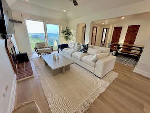 Appartement, 2 chambres, patio, vue océan | Coin séjour | TV connectée de 36 pouces avec chaßnes numériques