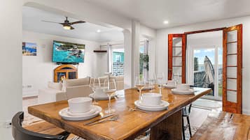 Apartemen, 2 kamar tidur, patio, pemandangan samudra | Area keluarga | Smart TV 36-inci dengan saluran TV digital