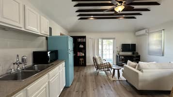 Apartamento, 1 cama King, varanda, vista para o oceano | Área de estar | Smart TV 36 polegadas com canais digitais