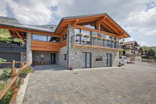 Exterior - 'Rossa' Room with Mountain View, Wi-Fi and Air Conditioning (Saint-Pierre)