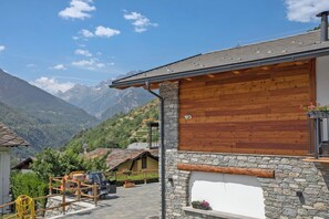 Property grounds - 'Rossa' Room with Mountain View, Wi-Fi and Air Conditioning (Saint-Pierre)