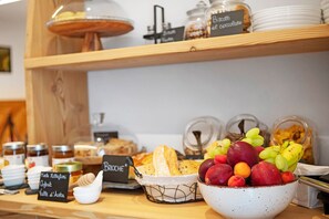 Dining - 'Rossa' Room with Mountain View, Wi-Fi and Air Conditioning (Saint-Pierre)