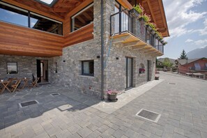 Outdoor dining - 'Rossa' Room with Mountain View, Wi-Fi and Air Conditioning (Saint-Pierre)