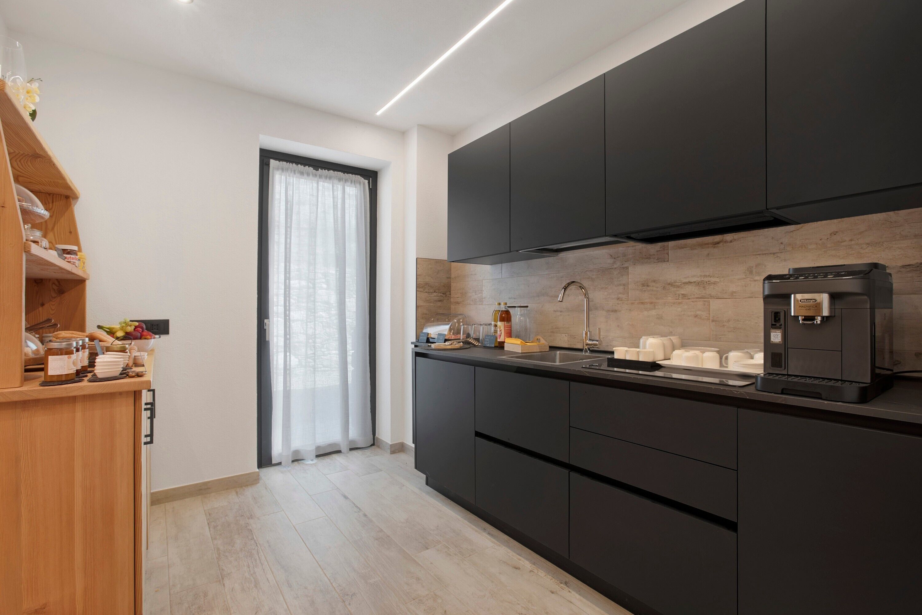 Frigorifero, bollitore elettrico, seggiolone