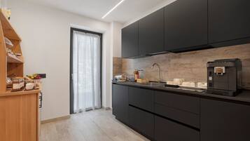 Frigorifero, bollitore elettrico, seggiolone