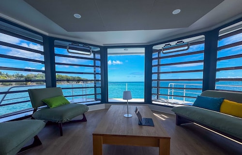 Eco-friendly, designer houseboat lodge in Pointe du Bout (Trois Ilets).