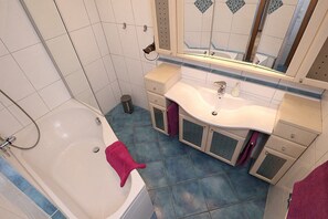 Een douche, een haardroger, handdoeken