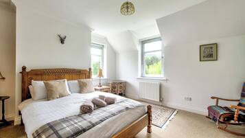 5 bedrooms, iron/ironing board, free WiFi, bed sheets