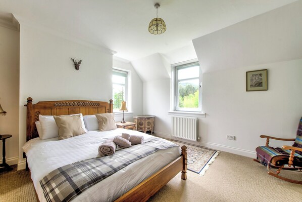 5 bedrooms, iron/ironing board, free WiFi, bed sheets