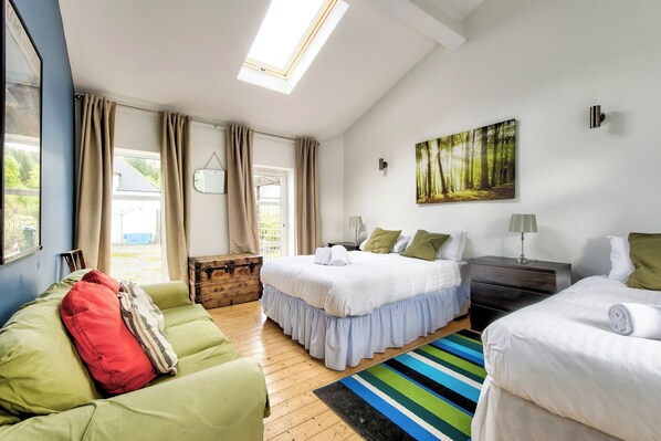 5 bedrooms, iron/ironing board, free WiFi, bed sheets