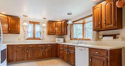 Maine Lakehouse near N. Conway Beach Access/Pool table/Screened Porch/gas grill