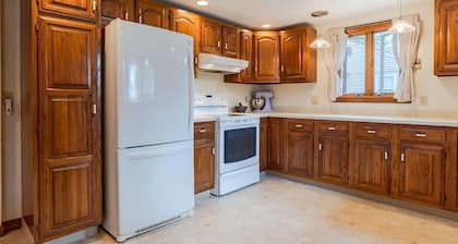 Maine Lakehouse near N. Conway Beach Access/Pool table/Screened Porch/gas grill
