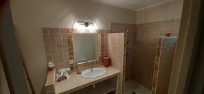 Douche, serviettes fournies