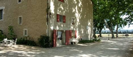 المنشأة من الخارج