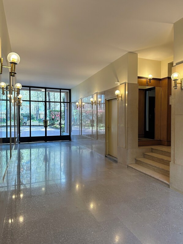 Interior entrance - 1598 Ingres (Paris)