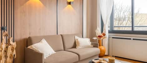 Appartement supérieur, vue sur le jardin | Aire de séjour | Téléviseur connecté de 80 cm avec télévision numérique