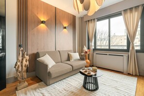 Leilighet – superior, hageutsikt | Oppholdsområde | En 80-centimeters smart-TV med digitale kanaler