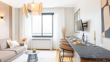 Apartemen Superior, pemandangan kebun | Area keluarga | Smart TV 80-cm dengan saluran TV digital