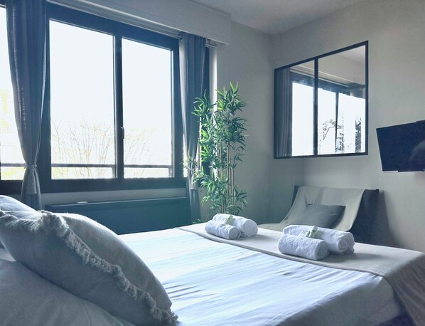 Superior appartement, uitzicht op tuin | Woonruimte | Een 80-cm smart-tv met digitale zenders