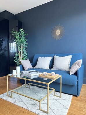 Superior appartement, uitzicht op tuin | Woonruimte | Een 80-cm smart-tv met digitale zenders