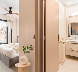高級公寓, 花園景觀 | 起居區 | 80-公分智慧型電視，提供數位頻道