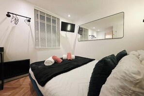2 habitaciones, escritorio, tabla de planchar con plancha y wifi gratis 