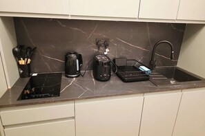 Refrigerador, microondas, tetera/pava eléctrica, tostadora